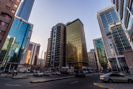 Téléchargez les photos : ABU DHABI, Émirats arabes unis - 21 OCTOBRE 2021 : Des gratte-ciel dans le centre-ville d'Abu Dhabi, Émirats arabes unis. - en image libre de droit
