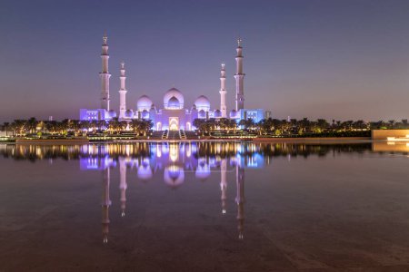Foto de Vista nocturna de la Gran Mezquita Sheikh Zayed en Abu Dhabi, Emiratos Árabes Unidos. - Imagen libre de derechos