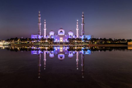 Foto de Vista nocturna de la Gran Mezquita Sheikh Zayed en Abu Dhabi, Emiratos Árabes Unidos. - Imagen libre de derechos