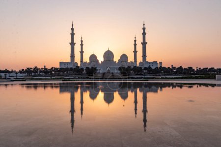 Téléchargez les photos : Coucher de soleil derrière la Grande Mosquée Cheikh Zayed à Abu Dhabi, Émirats arabes unis. - en image libre de droit