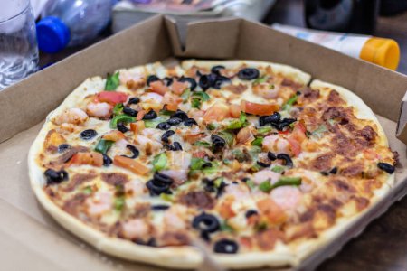 Téléchargez les photos : Pizza dans une boîte en carton - en image libre de droit