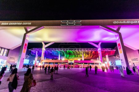 Foto de DUBAI, Emiratos Árabes Unidos - 27 de octubre de 2021: Entrada del Dubai Exhibition Centre durante la Expo 2020 en Dubai, Emiratos Árabes Unidos. - Imagen libre de derechos
