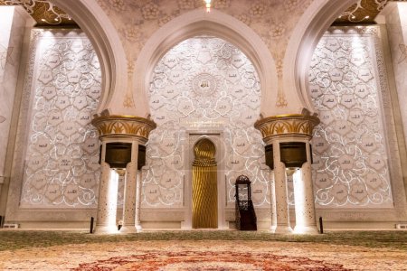 Foto de ABU DHABI, Emiratos Árabes Unidos - 17 de octubre de 2021: Mihrab en la sala de oración de la Gran Mezquita Sheikh Zayed en Abu Dhabi, Emiratos Árabes Unidos. - Imagen libre de derechos