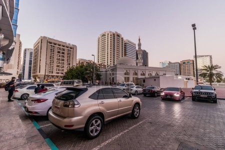 Téléchargez les photos : ABU DHABI, Émirats Arabes Unis - 13 OCTOBRE 2021 : Parking dans le centre-ville d'Abu Dhabi, Émirats Arabes Unis. - en image libre de droit