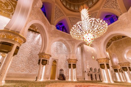 Foto de ABU DHABI, Emiratos Árabes Unidos - 17 de octubre de 2021: Sala de oración de la Gran Mezquita Sheikh Zayed en Abu Dhabi, Emiratos Árabes Unidos. - Imagen libre de derechos