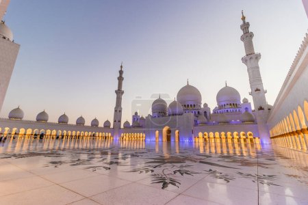 Téléchargez les photos : Cour de la Grande Mosquée Cheikh Zayed à Abu Dhabi, Émirats Arabes Unis
. - en image libre de droit