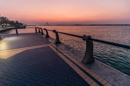 Foto de Vista nocturna de Abu Dhabi corniche, Emiratos Árabes Unidos. - Imagen libre de derechos