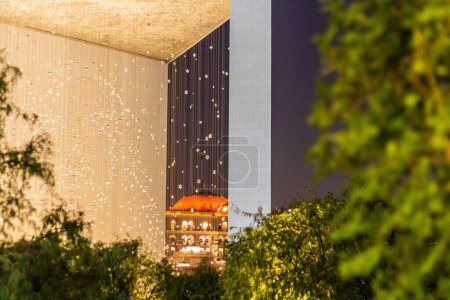 Téléchargez les photos : ABU DHABI, Émirats arabes unis - 14 OCTOBRE 2021 : Vue de nuit du Mémorial des fondateurs à Abu Dhabi, Émirats arabes unis - en image libre de droit
