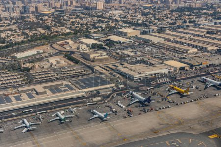 Foto de DUBAI, Emiratos Árabes Unidos - 1 de noviembre de 2021: Vista aérea del Aeropuerto Internacional de Dubai en Dubai, Emiratos Árabes Unidos. - Imagen libre de derechos