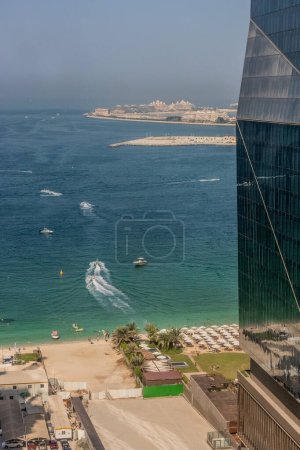 Foto de Vista del mar en Dubai cerca de Marina Beach, Emiratos Árabes Unidos. - Imagen libre de derechos