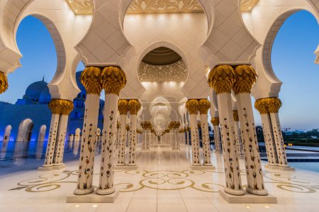 Téléchargez les photos : Colonnade de la Grande Mosquée Cheikh Zayed à Abu Dhabi, Émirats Arabes Unis. - en image libre de droit