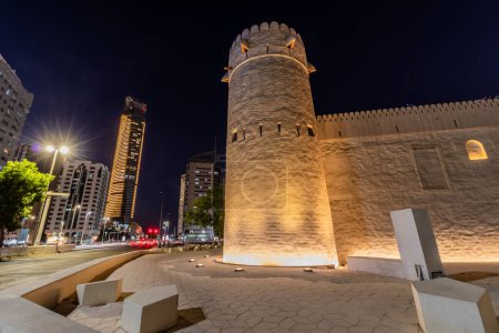Téléchargez les photos : Vue du soir du fort Qasr Al Hosn à Abu Dhabi, Émirats arabes unis. - en image libre de droit