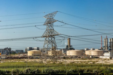 Téléchargez les photos : Vue d'une centrale électrique à Dubaï, Émirats arabes unis. - en image libre de droit