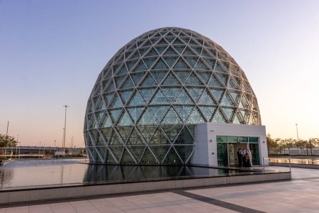 Téléchargez les photos : ABU DHABI, Émirats arabes unis - 17 OCTOBRE 2021 : Dôme d'entrée des visiteurs de la Grande Mosquée Cheikh Zayed à Abu Dhabi, Émirats arabes unis. - en image libre de droit