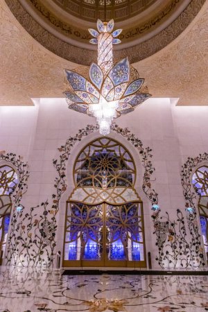 Foto de ABU DHABI, Emiratos Árabes Unidos - 17 de octubre de 2021: Adornos en la Gran Mezquita Sheikh Zayed en Abu Dhabi, Emiratos Árabes Unidos. - Imagen libre de derechos