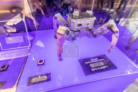 Téléchargez les photos : DUBAI, Émirats arabes unis - 29 OCTOBRE 2021 : Robot spatial dans le pavillon ukrainien à l'Expo 2020 à Dubaï, Émirats arabes unis. - en image libre de droit