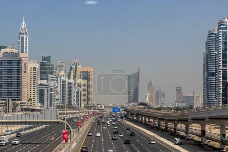 Téléchargez les photos : DUBAI, Émirats arabes unis - 30 OCTOBRE 2021 : Sheikh Zayed Road et l'horizon de Dubai Marina, Émirats arabes unis. - en image libre de droit