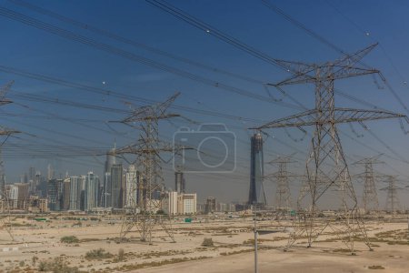 Téléchargez les photos : Pylônes de lignes de transport d'électricité haute tension à Dubaï, Émirats arabes unis. - en image libre de droit