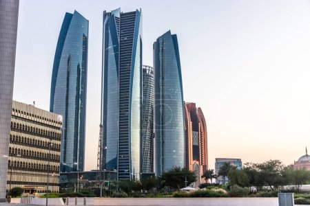 Téléchargez les photos : Gratte-ciel en Abu Dhabi, Émirats Arabes Unis
. - en image libre de droit