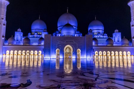 Téléchargez les photos : Vue de nuit de la cour de la Grande Mosquée Cheikh Zayed à Abu Dhabi, Émirats arabes unis. - en image libre de droit