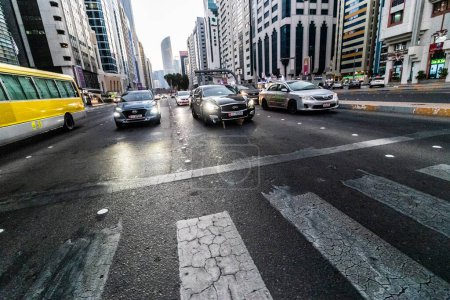 Foto de ABU DHABI, Emiratos Árabes Unidos - 20 de octubre de 2021: Tráfico en Khalifa Bin Zayed the First street in Abu Dhabi downtown, Emiratos Árabes Unidos. - Imagen libre de derechos