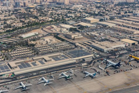 Téléchargez les photos : DUBAI, Émirats arabes unis - 1er NOVEMBRE 2021 : Vue aérienne de l'aéroport international de Dubaï à Dubaï, Émirats arabes unis. - en image libre de droit