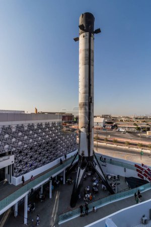 Téléchargez les photos : DUBAI, Émirats arabes unis - 31 OCTOBRE 2021 : Faucon 9 fusée Première étape au pavillon des États-Unis à l'Expo 2020 à Dubaï, Émirats arabes unis. - en image libre de droit