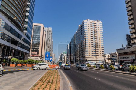 Foto de ABU DHABI, Emiratos Árabes Unidos - 18 de octubre de 2021: Vista de una calle en el centro de Abu Dhabi, Emiratos Árabes Unidos. - Imagen libre de derechos