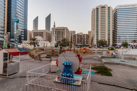 Foto de ABU DHABI, Emiratos Árabes Unidos - 13 de octubre de 2021: Feria de atracciones en el centro de Abu Dhabi, Emiratos Árabes Unidos. - Imagen libre de derechos
