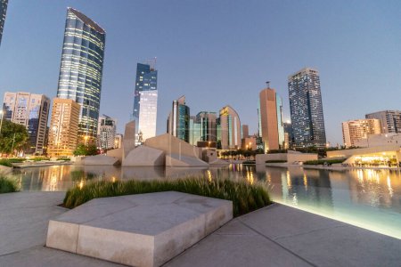 Téléchargez les photos : Vue du soir des gratte-ciel et de la mosquée Musalla Al Hosn dans le centre-ville d'Abu Dhabi, Émirats arabes unis. - en image libre de droit