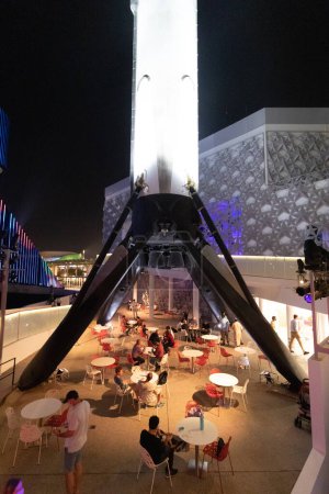 Téléchargez les photos : DUBAI, Émirats arabes unis - 30 OCTOBRE 2021 : Faucon 9 fusée Première étape au pavillon des États-Unis à l'Expo 2020 à Dubaï, Émirats arabes unis. - en image libre de droit