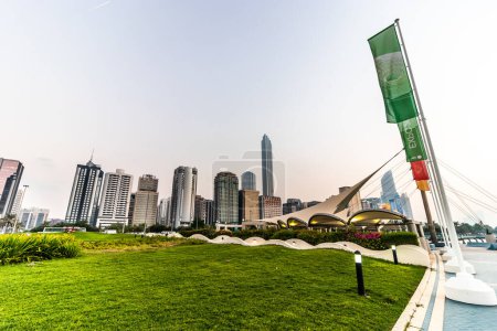 Foto de ABU DHABI, Emiratos Árabes Unidos - 18 de octubre de 2021: Abu Dhabi skyline from The Lake Park, United Arab Emirates. - Imagen libre de derechos
