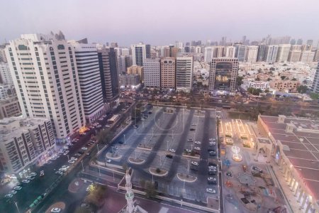 Foto de Vista aérea de Zayed el primer aparcamiento en el centro de Abu Dhabi, Emiratos Árabes Unidos. - Imagen libre de derechos