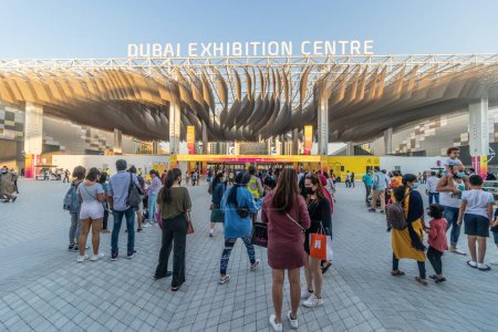 Téléchargez les photos : DUBAI, Émirats arabes unis - 27 OCTOBRE 2021 : Entrée du parc des expositions de Dubaï lors de l'Expo 2020 à Dubaï, Émirats arabes unis. - en image libre de droit