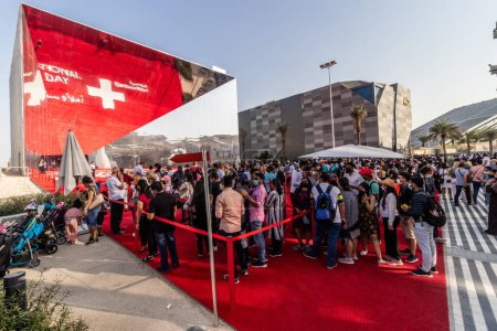 Téléchargez les photos : DUBAI, Émirats arabes unis - 29 OCTOBRE 2021 : Ligne devant le pavillon suisse à l'Expo 2020 à Dubaï, Émirats arabes unis. - en image libre de droit