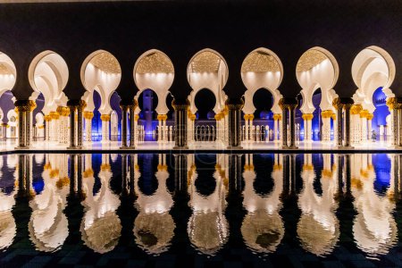 Foto de Vista nocturna de la columnata de la Gran Mezquita Sheikh Zayed en Abu Dhabi, Emiratos Árabes Unidos. - Imagen libre de derechos