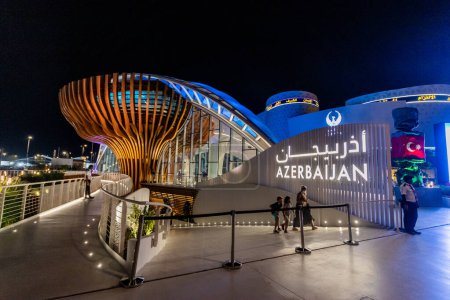 Téléchargez les photos : DUBAI, Émirats arabes unis - 27 OCTOBRE 2021 : Pavillon de l'Azerbaïdjan à l'Expo 2020 à Dubaï, Émirats arabes unis. - en image libre de droit