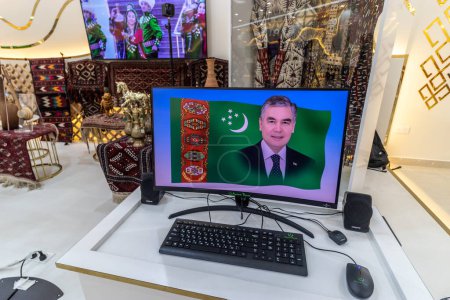 Téléchargez les photos : DUBAI, Émirats arabes unis - 28 OCTOBRE 2021 : Ordinateur au pavillon du Turkménistan à l'Expo 2020 à Dubaï, Émirats arabes unis. - en image libre de droit
