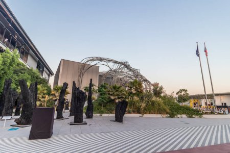 Téléchargez les photos : DUBAI, Émirats arabes unis - 27 OCTOBRE 2021 : Bois pétrifié devant le pavillon de la République tchèque à l'Expo 2020 à Dubaï, Émirats arabes unis. - en image libre de droit