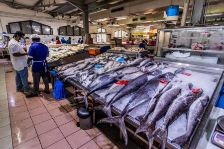 Foto de ABU DHABI, Emiratos Árabes Unidos - 15 de octubre de 2021: Puesto de pescado en el mercado Al Mina en Abu Dhabi, Emiratos Árabes Unidos. - Imagen libre de derechos