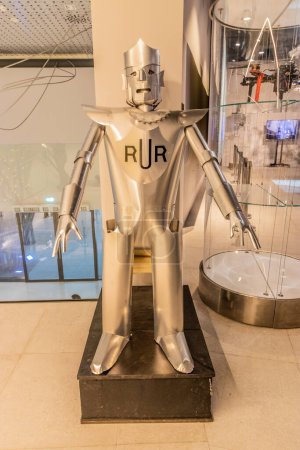 Téléchargez les photos : DUBAI, Émirats arabes unis - 27 OCTOBRE 2021 : Robot dans le pavillon de la République tchèque à l'Expo 2020 à Dubaï, Émirats arabes unis. - en image libre de droit