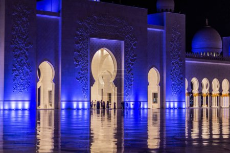 Téléchargez les photos : ABU DHABI, Émirats arabes unis - 17 OCTOBRE 2021 : Vue de nuit de la Grande Mosquée Cheikh Zayed à Abu Dhabi, Émirats arabes unis. - en image libre de droit