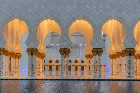 Téléchargez les photos : Colonnades de la Grande Mosquée Cheikh Zayed à Abu Dhabi, Émirats arabes unis. - en image libre de droit