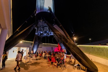 Foto de DUBAI, Emiratos Árabes Unidos - 30 de octubre de 2021: Falcon 9 cohete Primera etapa en el pabellón de Estados Unidos en la Expo 2020 en Dubai, Emiratos Árabes Unidos. - Imagen libre de derechos