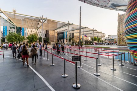 Téléchargez les photos : DUBAI, Émirats arabes unis - 28 OCTOBRE 2021 : Chemin devant le pavillon de la Russie à l'Expo 2020 à Dubaï, Émirats arabes unis. - en image libre de droit