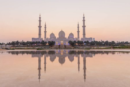 Foto de Vista nocturna de la Gran Mezquita Sheikh Zayed en Abu Dhabi reflejándose en el agua, Emiratos Árabes Unidos. - Imagen libre de derechos