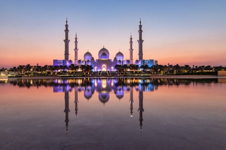 Téléchargez les photos : Vue du soir de la Grande Mosquée Cheikh Zayed à Abu Dhabi, Émirats arabes unis. - en image libre de droit