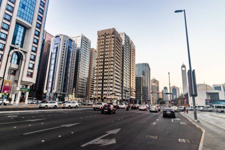 Téléchargez les photos : ABU DHABI, Émirats arabes unis - 20 OCTOBRE 2021 : Vue d'une route dans le centre-ville d'Abu Dhabi, Émirats arabes unis. - en image libre de droit