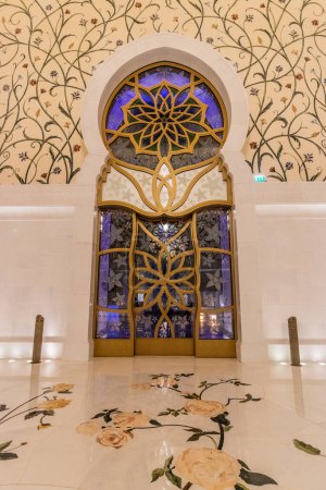 Téléchargez les photos : ABU DHABI, Émirats arabes unis - 17 OCTOBRE 2021 : Entrée de la Grande Mosquée Cheikh Zayed à Abu Dhabi, Émirats arabes unis. - en image libre de droit