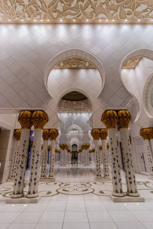 Photo for ABU DHABI, UAE - OCTOBER 17, 2021: Colonnade of Sheikh Zayed Grand Mosque in Abu Dhabi, United Arab Emirates. - Royalty Free Image